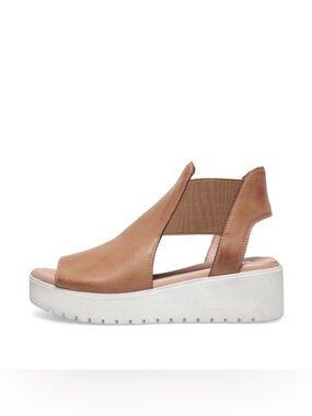 NWT SILENT D OZIE Sandal Dark in  Tan/White